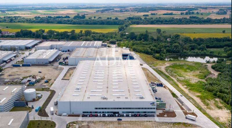 Logistiklager und Hallen in Bratislava - Devín, umgeben von Grünflächen und Straßen.