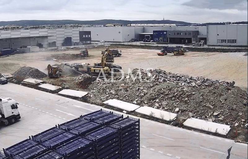 Baustelle mit Maschinen und Schutt in Bratislava - Devín, Lager und Hallen.