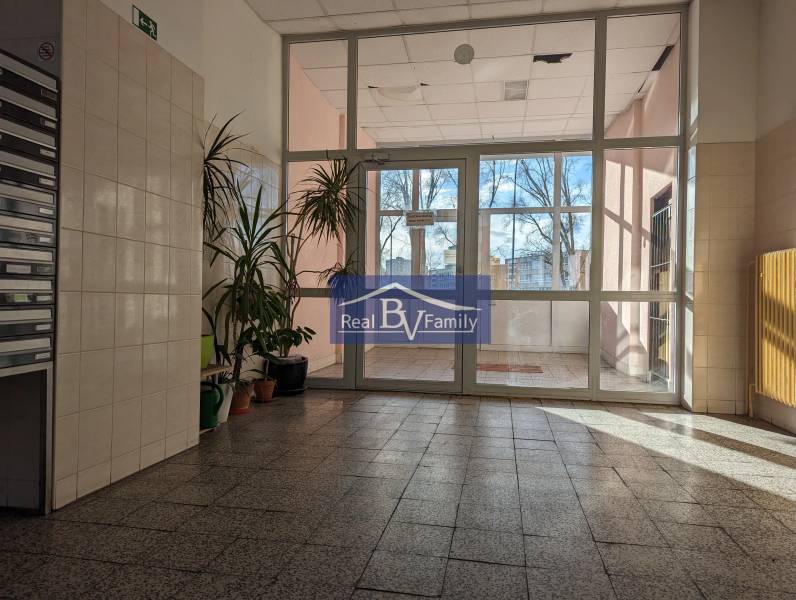 Eingangshalle mit Pflanzen in einem Wohnhaus am Námestie hraničiarov in Petržalka.