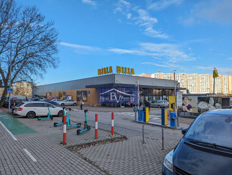 Parkplatz und Geschäft Billa in Bratislava-Petržalka am Námestie hraničiarov.