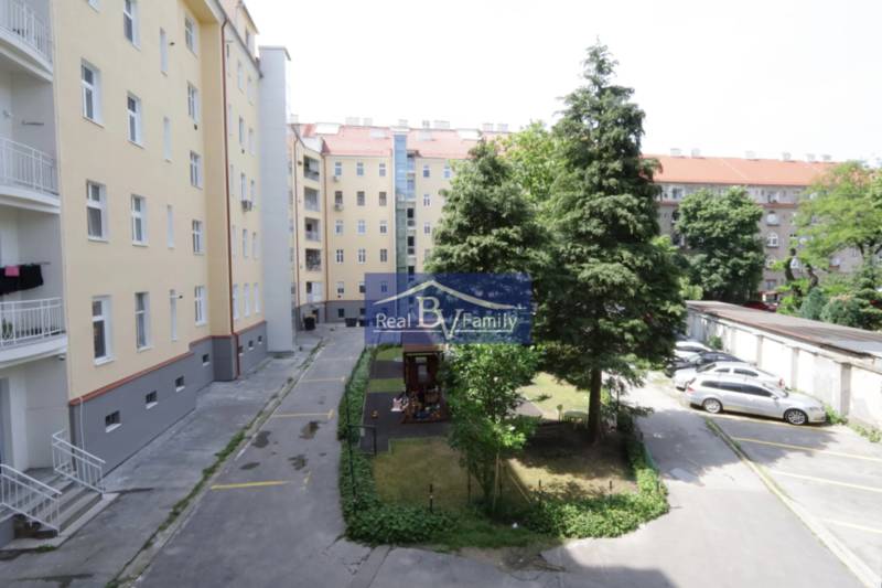 Der Hof des Wohnhauses in der Kalinčiakova-Straße in Bratislava - Nové Mesto mit Parkmöglichkeiten und Spielplatz.