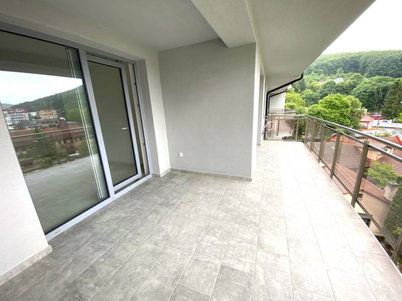 Geräumiger Balkon mit Blick auf die umliegende Landschaft in einer 2-Zimmer-Wohnung in Rajecké Teplice.
