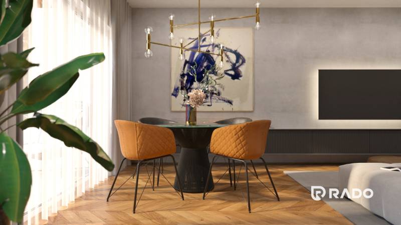 Essbereich mit orangefarbenen Stühlen und Dekoration in einer 2-Zimmer-Wohnung.