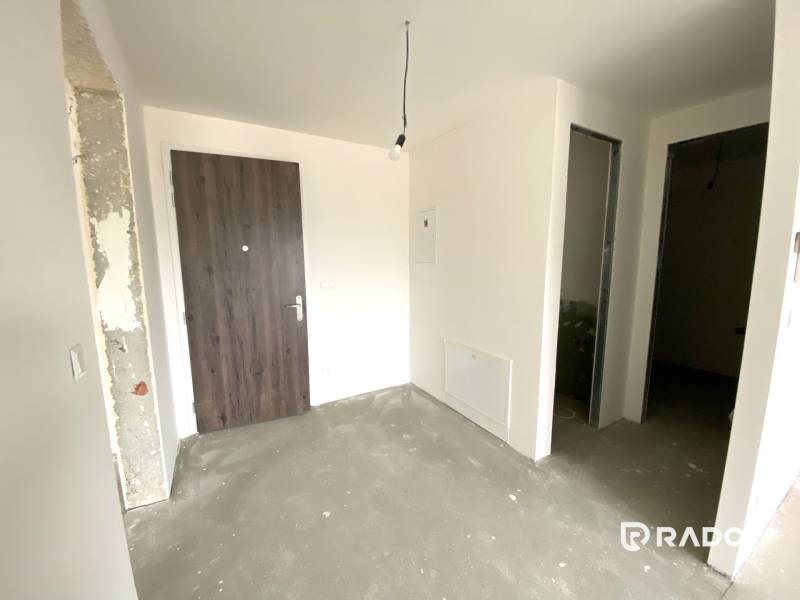 Eingangshalle in einer 2-Zimmer-Wohnung mit Holztüren und offenen Räumen.