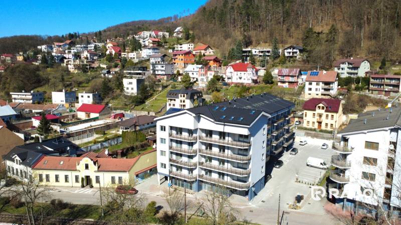 Das Bild zeigt die umliegenden Häuser und den neuen Apartmentkomplex in der Nádražná-Straße.