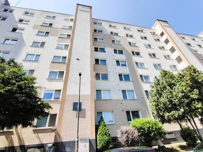 Wohngebäude in der Hornádska-Straße in Bratislava mit Bäumen und Parkplätzen.