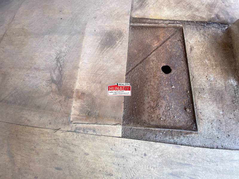 Garagen in Spišská Nová Ves in der Kolárska-Straße mit einem Metalldeckel auf dem Boden.