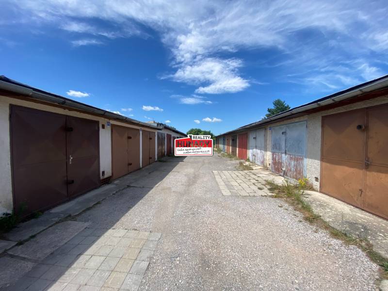 Reihen-Garagen in der Kolárska-Straße in Spišská Nová Ves an einem sonnigen Tag.