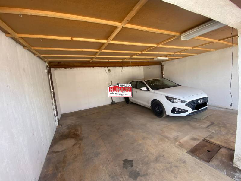 Ein Auto, das in einer Garage in der Kolárska-Straße in Spišská Nová Ves geparkt ist.