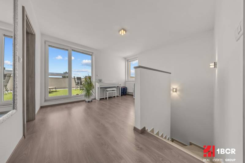 Heller Flur mit Treppe und Zugang zur Terrasse in einer 4-Zimmer-Wohnung.