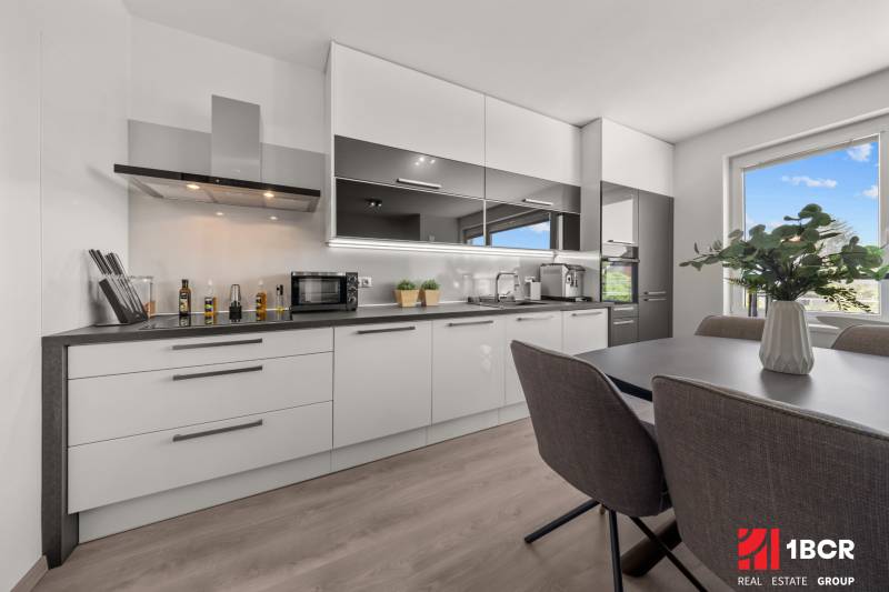 Küche in einer 4-Zimmer-Wohnung mit Esstisch und moderner Ausstattung.