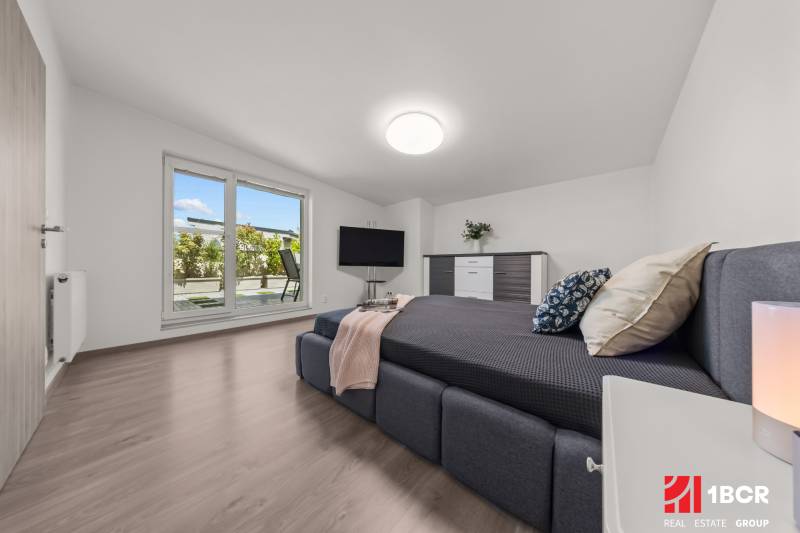Schlafzimmer in einer 4-Zimmer-Wohnung mit Doppelbett und Terrassentüren.
