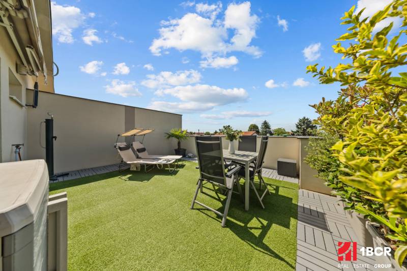 Terrasse in einer 4-Zimmer-Wohnung in der Záhradná-Straße in Most pri Bratislave.