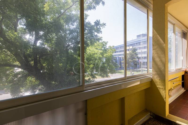 Blick von der Loggia einer 4-Zimmer-Wohnung auf die Straße in Bratislava - Ružinov, Sabinovská.