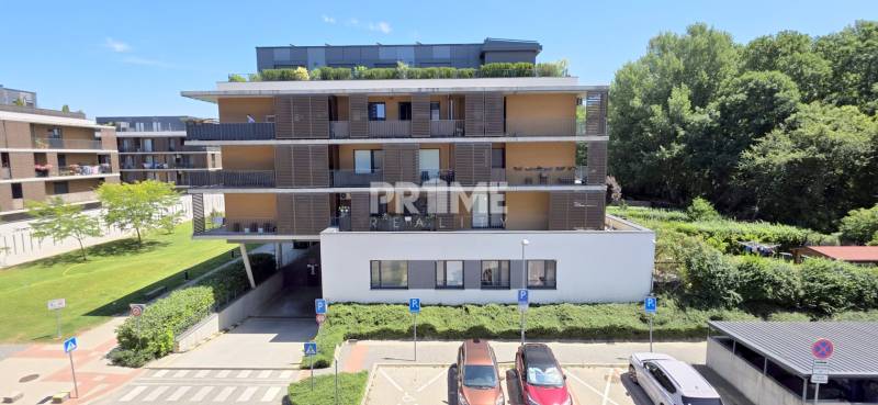 Wohnkomplex in der Gelben Straße in Bratislava-Petržalka mit Parkplätzen und Grünflächen.