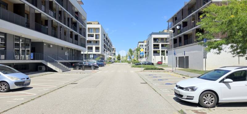 Žltá Straße in Bratislava - Petržalka mit modernen Wohnhäusern und einem Parkplatz.