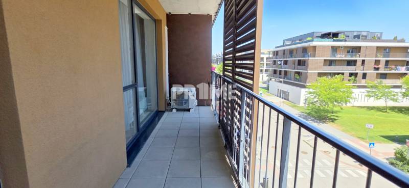 Balkon einer 2-Zimmer-Wohnung in der Žltá-Straße in Bratislava - Petržalka mit Blick auf die Umgebung.