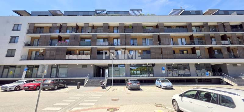 Wohngebäude in der Gelben Straße im Stadtteil Bratislava - Petržalka mit Parkmöglichkeiten vor dem Gebäude.