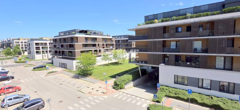 Blick auf das Parken und die Wohnhäuser in Petržalka in der Žltá-Straße, Bratislava.