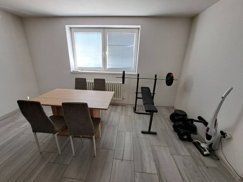 Esszimmer in einem Einfamilienhaus mit Fitness-Elementen und einem Tisch mit Stühlen.