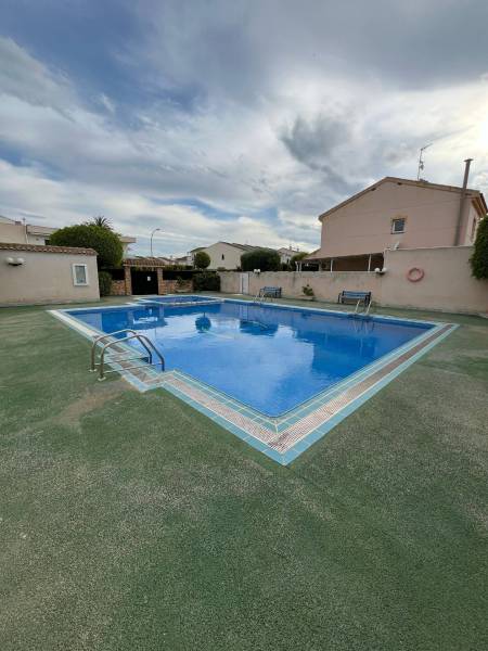 Santiago de la Ribera zeigt den Innenhof eines Einfamilienhauses mit Pool und Bänken.