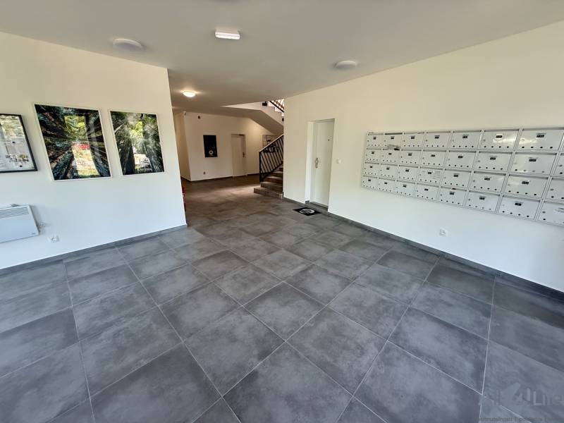 Innenraum mit Fliesen und Treppe, Briefkästen, 2-Zimmer-Wohnung.