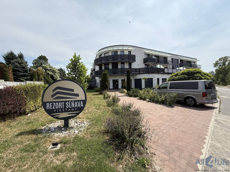 Erholungsresort in Piešťany in der Janka Alexyho Straße mit Parkplatz und gepflegtem Garten.
