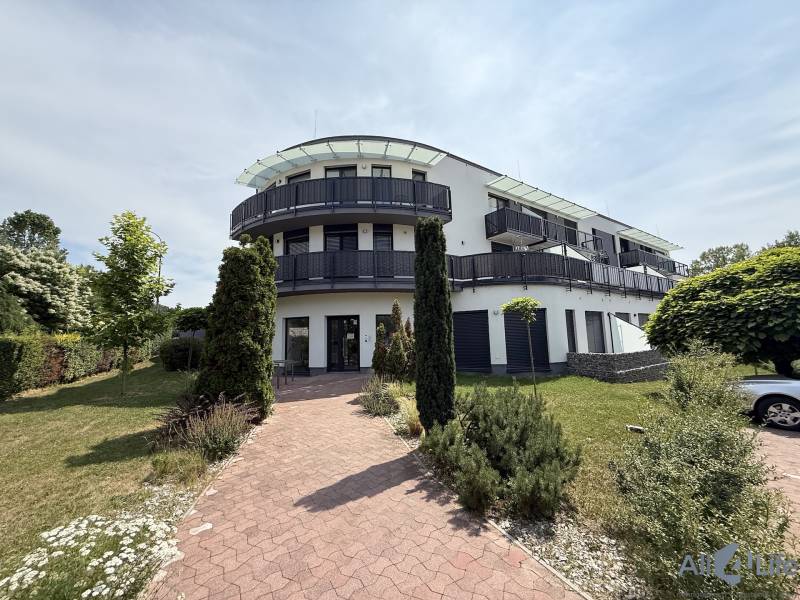 Ein Gebäude mit Balkonen in der Janka Alexyho Straße in Piešťany, geeignet für eine 2-Zimmer-Wohnung.