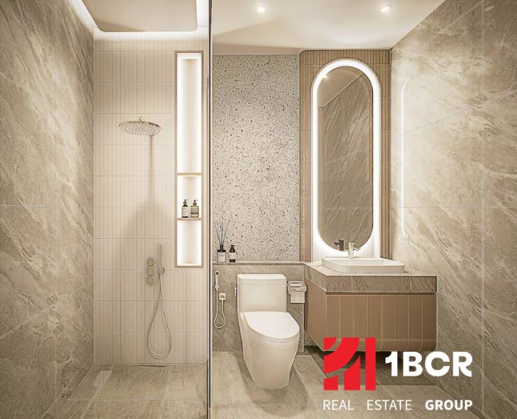 Badezimmer einer 3-Zimmer-Wohnung mit minimalistischem Design, Dusche und beleuchtetem Spiegel.