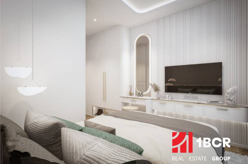 Helles Schlafzimmer mit Bett und Spiegel in einer 3-Zimmer-Wohnung, Fernseher an der Wand.