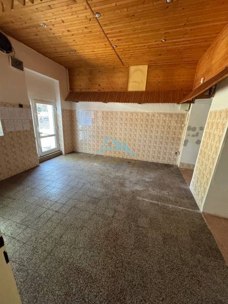 Ein Ort mit einer Holzdecke und Keramikfliesen in Geschäftsräumen.
