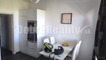 Küche in einer 2-Zimmer-Wohnung mit Esstisch.