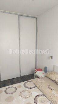 Schlafzimmer in einer 2-Zimmer-Wohnung mit Bett und Einbauschrank.