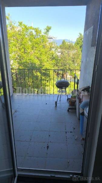 Balkon mit Grill und Blick ins Grüne in einer 2-Zimmer-Wohnung.