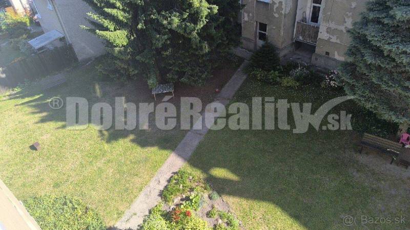 Garten bei einem Haus in der M.R.Štefánika-Straße in Žilina, geeignet für eine 2-Zimmer-Wohnung.