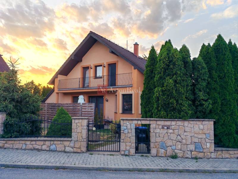 Ein Einfamilienhaus in Trenčianska Turná in Trenčianska Turná, mit Vorgarten und Terrasse.