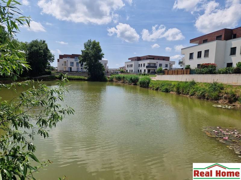 Wasserfläche angrenzend an die 2-Zimmer-Wohnungen in der Vtáčia-Straße in Senec.