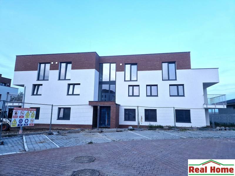 In der Vtáčia-Straße in Senec befindet sich ein Wohnhaus mit Zwei-Zimmer-Wohnungen.