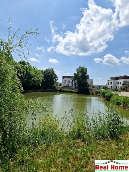 Blick auf den See mit Vorstadtbebauung in Senec in der Vtáčia-Straße.