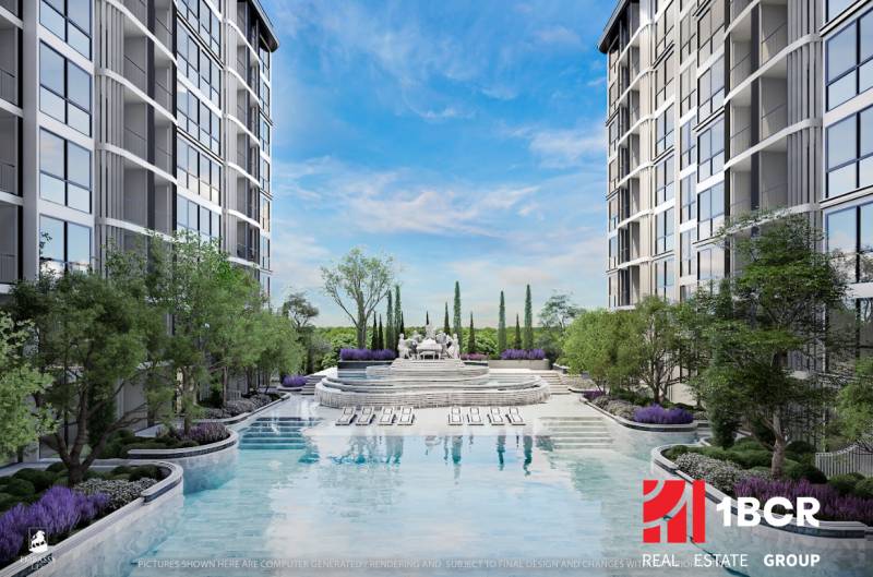 Der Wohnungsbau in Pattaya umfasst einen Pool und Gärten zwischen den Gebäuden.