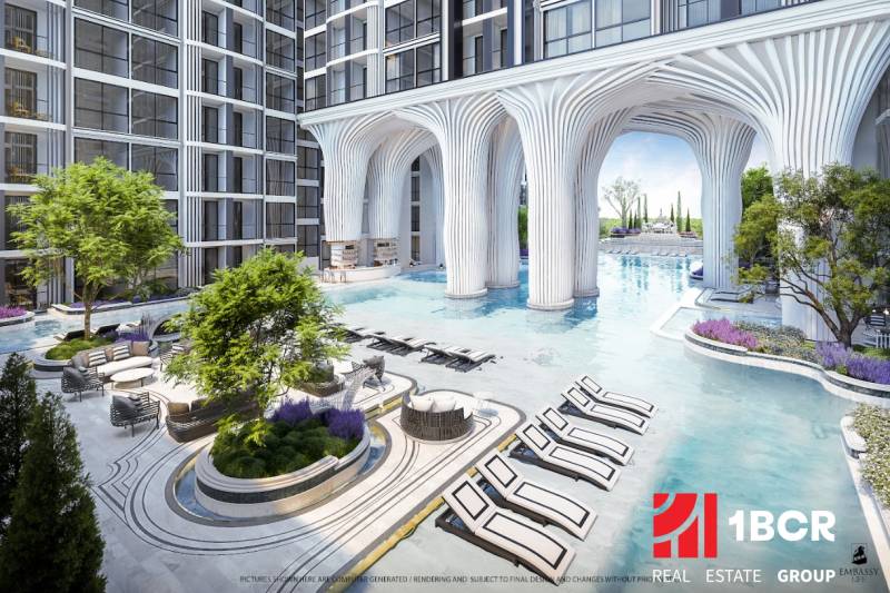 Wohnungsbau in Pattaya: Pool, Liegestühle, Grünflächen, moderne Architektur, Außenbereich, sonniger Ort.