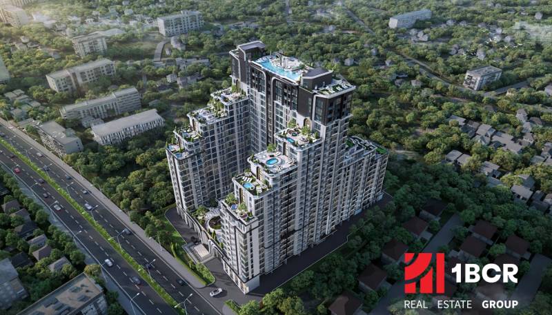 Wohnungsbau in Pattaya, moderner Komplex mit Pools und Grünflächen, umgeben von Natur.