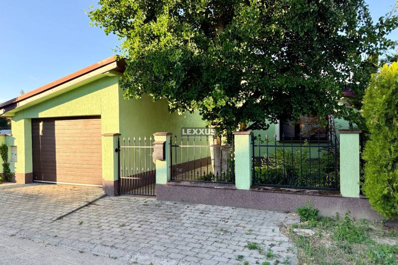 Einfamilienhaus in den Neuen Gärten VII in Bratislava - Podunajské Biskupice, Vorgarten, Zaun, Garage.