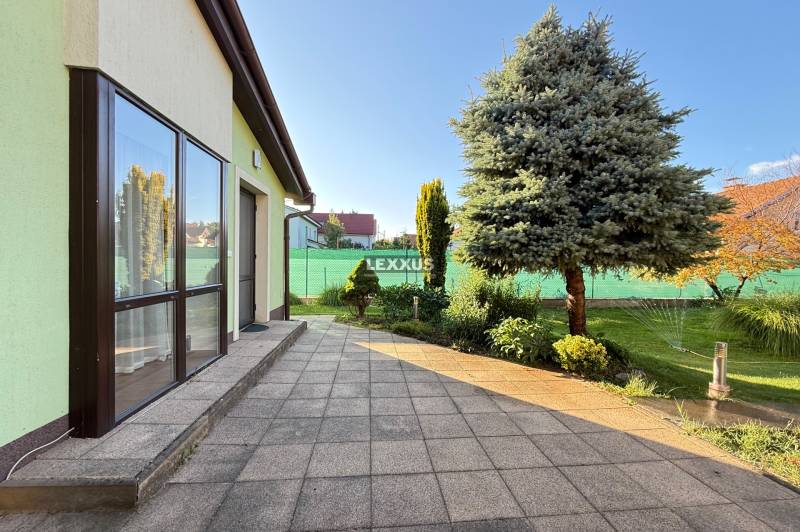 Einfamilienhaus mit Terrasse und Garten in den Nové záhrady VII in Bratislava - Podunajské Biskupice.