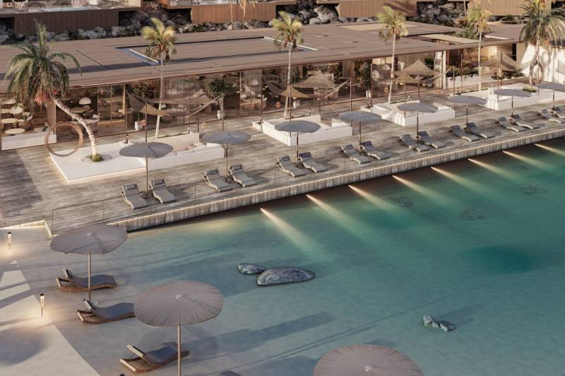 Luxuriöser Pool und Strandliegen vor einem Einfamilienhaus an der Küste.