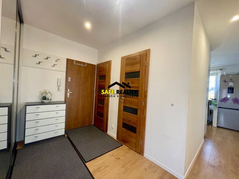 Eingangsbereich mit Schrank und Spiegel in einer 4-Zimmer-Wohnung.
