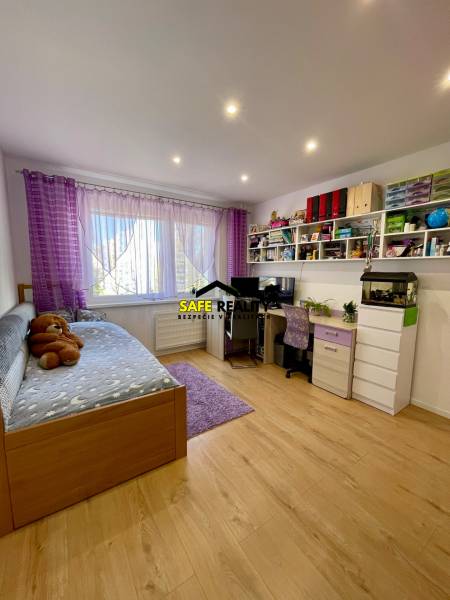 Kinderzimmer in einer 4-Zimmer-Wohnung mit bunten Möbeln und Spielzeug.