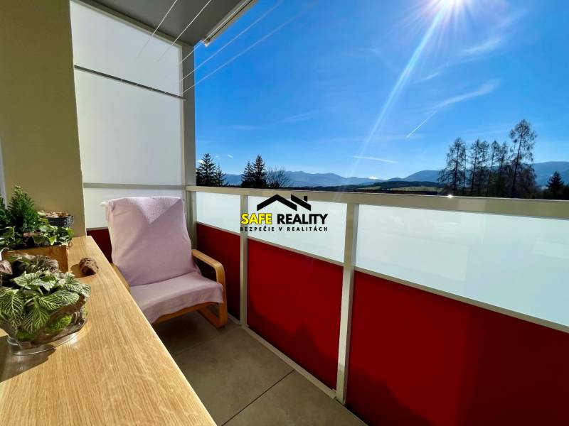 Balkon einer 4-Zimmer-Wohnung in Žilina mit Blick auf die Berge und Bäume.