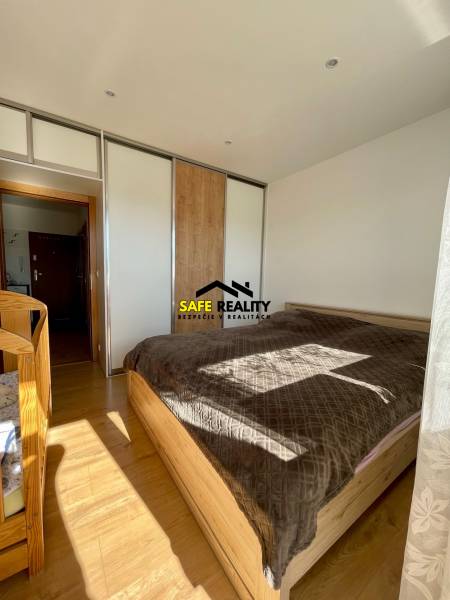 Helles Schlafzimmer mit großem Bett und Einbauschrank in einer 4-Zimmer-Wohnung.