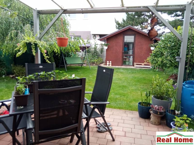 Der Garten des Einfamilienhauses in der Brusnicova-Straße in Chorvátsky Grob mit Terrasse und Pavillon.